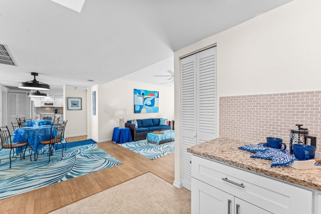 На продажу: $219,950 (2 спален, 2 ванн, 803 Квадратных фут)