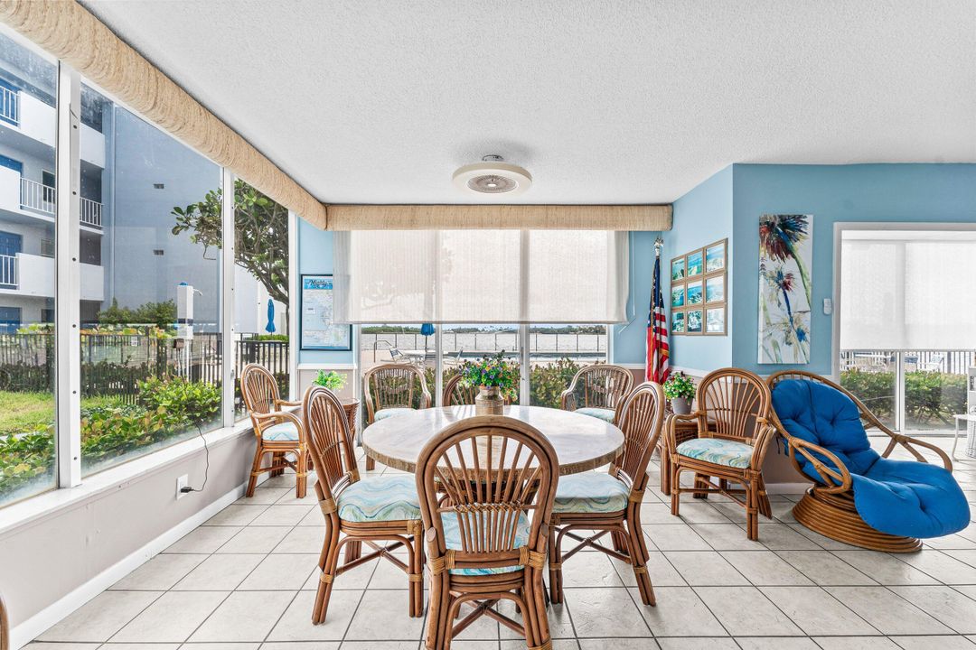 На продажу: $219,950 (2 спален, 2 ванн, 803 Квадратных фут)