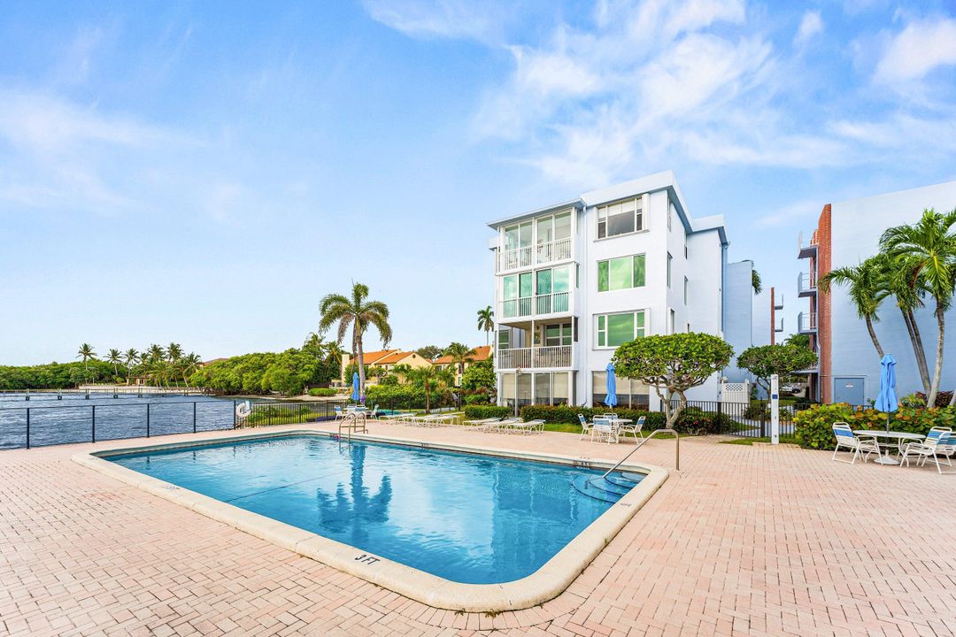 На продажу: $219,950 (2 спален, 2 ванн, 803 Квадратных фут)