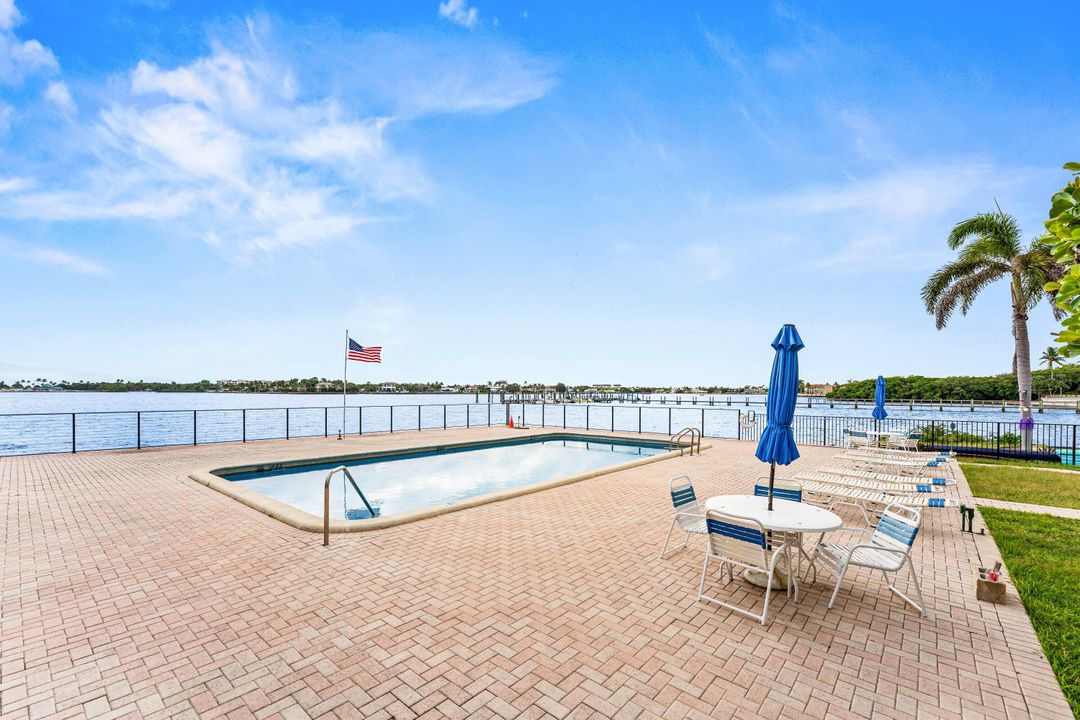 На продажу: $219,950 (2 спален, 2 ванн, 803 Квадратных фут)