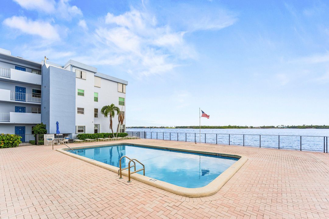 На продажу: $219,950 (2 спален, 2 ванн, 803 Квадратных фут)