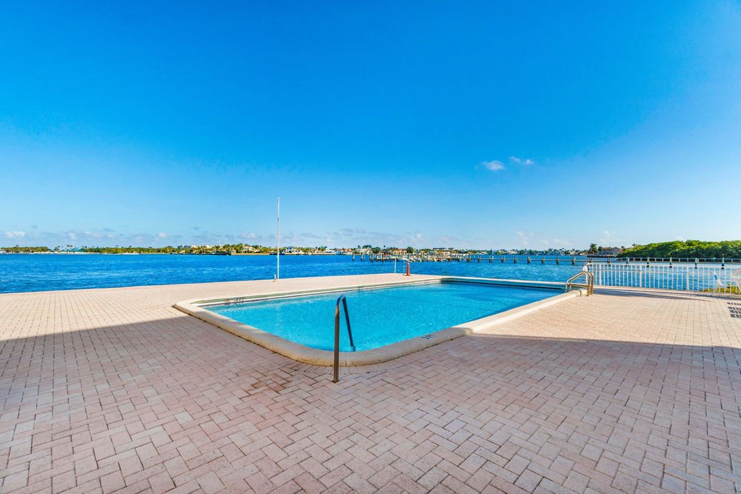 На продажу: $219,950 (2 спален, 2 ванн, 803 Квадратных фут)