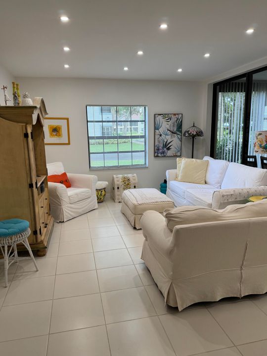 For Sale: $279,900 (2 beds, 2 baths, 1139 Square Feet)