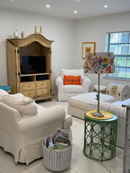 For Sale: $279,900 (2 beds, 2 baths, 1139 Square Feet)