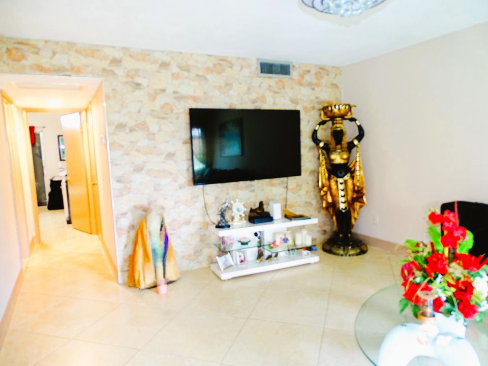 待售: $130,000 (2 贝兹, 1 浴室, 865 平方英尺)