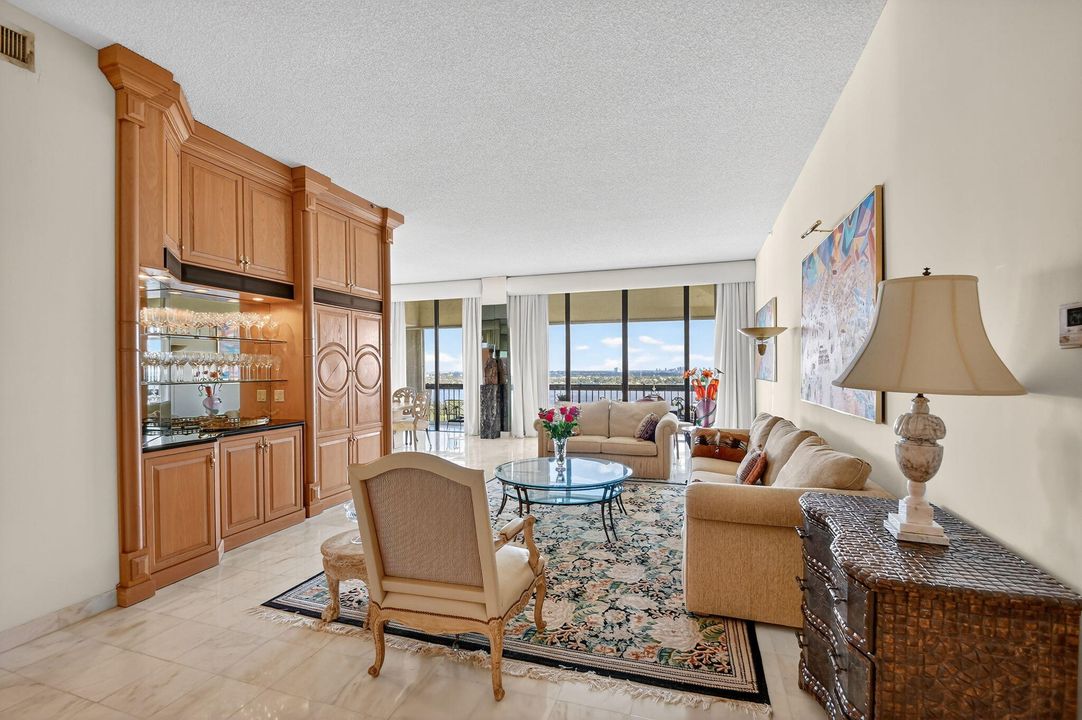 Activo con contrato: $949,000 (3 camas, 2 baños, 2600 Pies cuadrados)