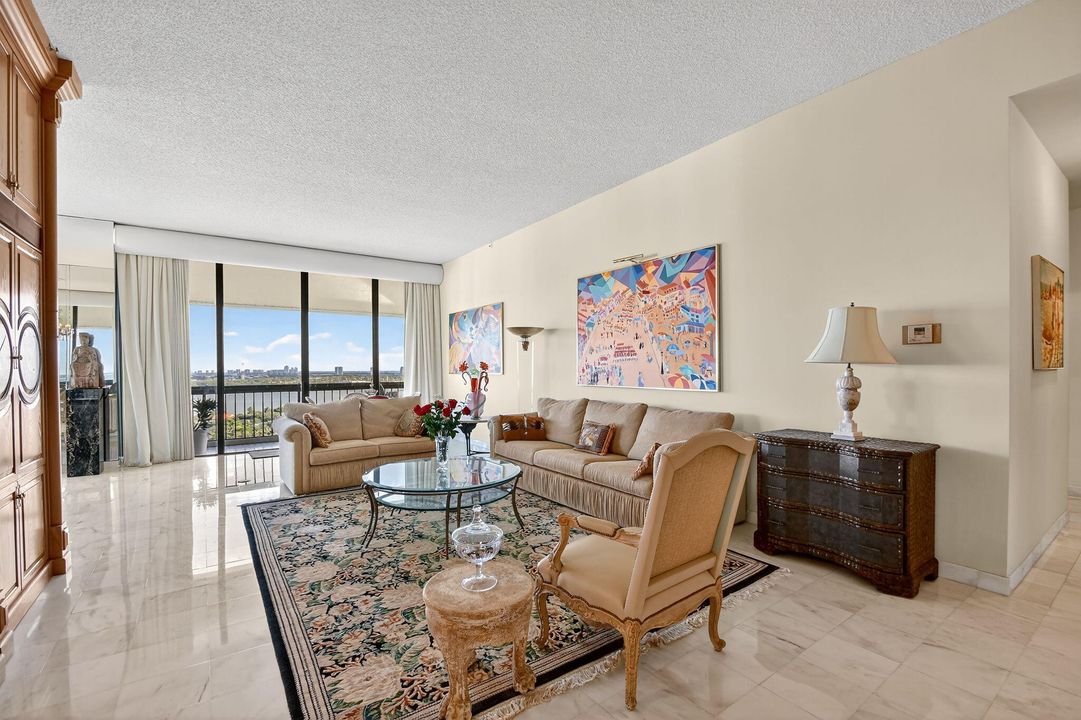 Activo con contrato: $949,000 (3 camas, 2 baños, 2600 Pies cuadrados)