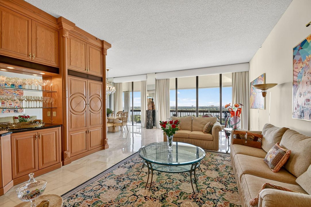 Activo con contrato: $949,000 (3 camas, 2 baños, 2600 Pies cuadrados)