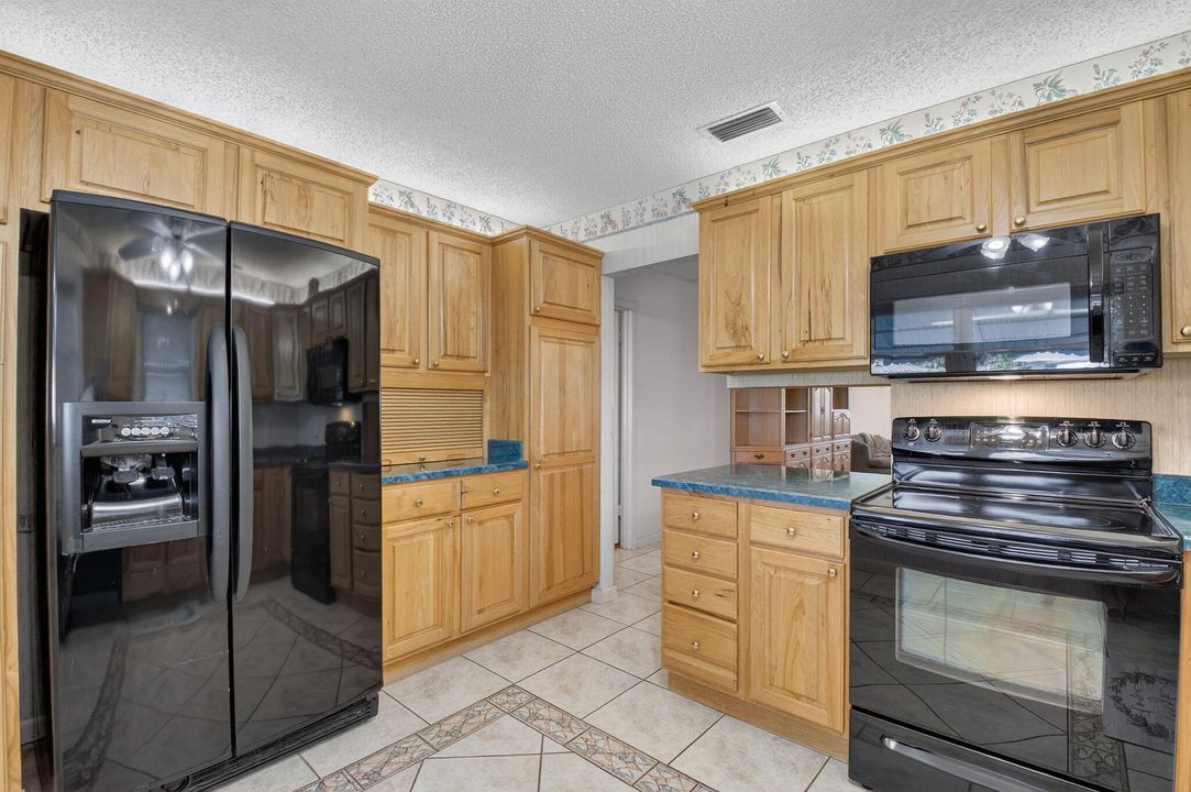 For Sale: $260,000 (2 beds, 2 baths, 1150 Square Feet)