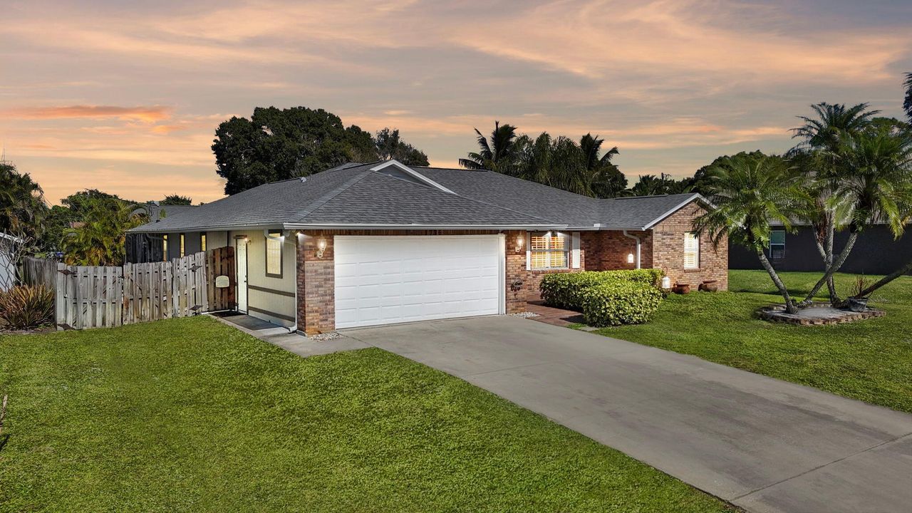 For Sale: $425,000 (3 beds, 2 baths, 1886 Square Feet)