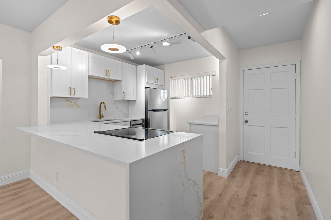 For Sale: $99,000 (2 beds, 1 baths, 894 Square Feet)