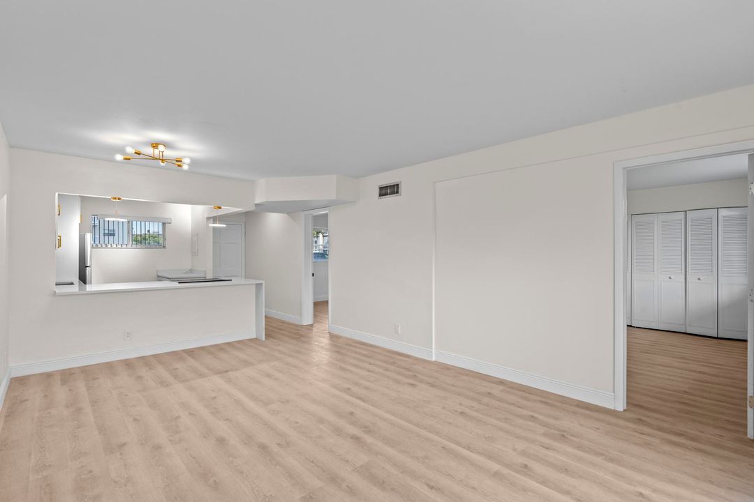 For Sale: $99,000 (2 beds, 1 baths, 894 Square Feet)