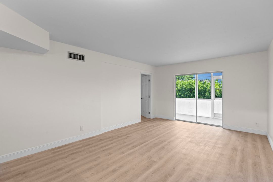 For Sale: $99,000 (2 beds, 1 baths, 894 Square Feet)