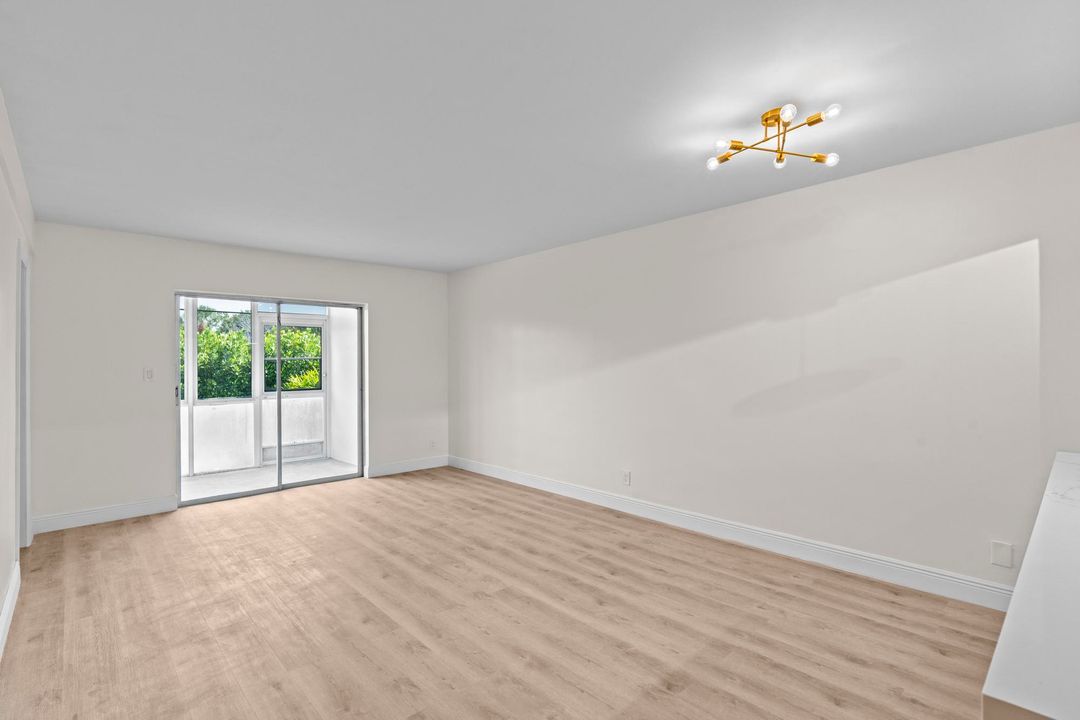 For Sale: $99,000 (2 beds, 1 baths, 894 Square Feet)