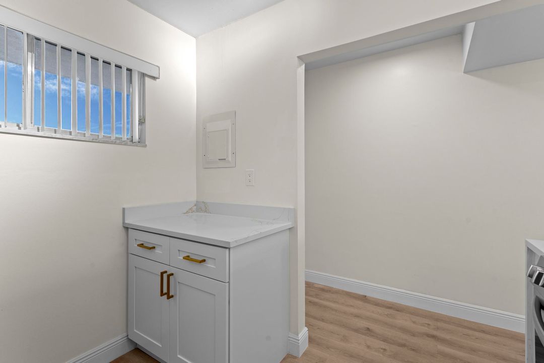 For Sale: $99,000 (2 beds, 1 baths, 894 Square Feet)