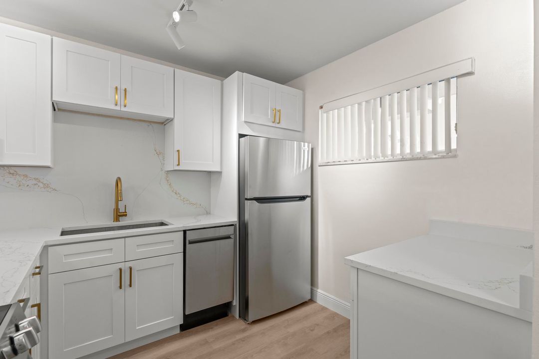 For Sale: $99,000 (2 beds, 1 baths, 894 Square Feet)