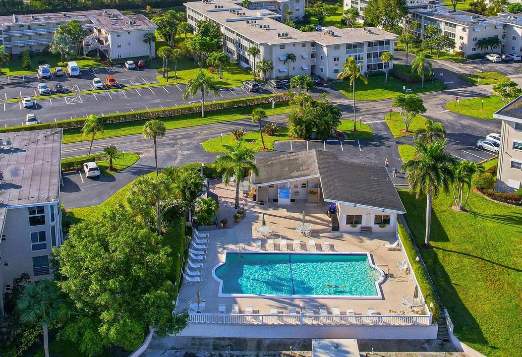 For Sale: $99,000 (2 beds, 1 baths, 894 Square Feet)