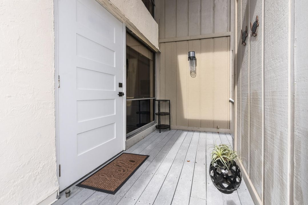 For Rent: $3,000 (1 beds, 2 baths, 1160 Square Feet)