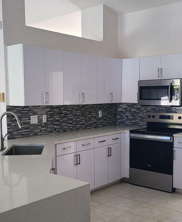 出租: $4,500 (4 贝兹, 2 浴室, 2373 平方英尺)