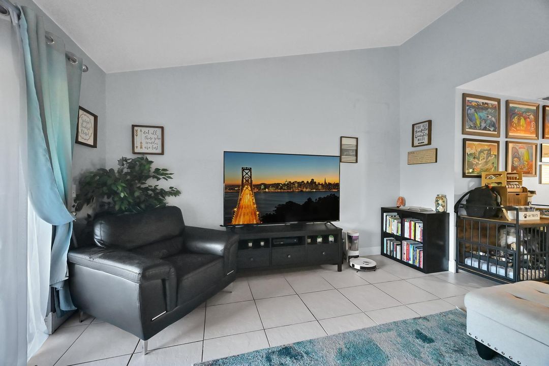 待售: $350,000 (2 贝兹, 2 浴室, 1049 平方英尺)