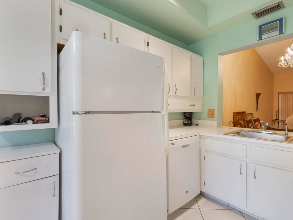 For Sale: $259,990 (2 beds, 2 baths, 1123 Square Feet)