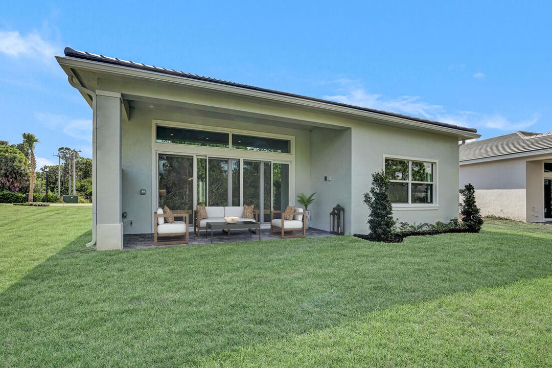 For Sale: $879,000 (3 beds, 3 baths, 2735 Square Feet)