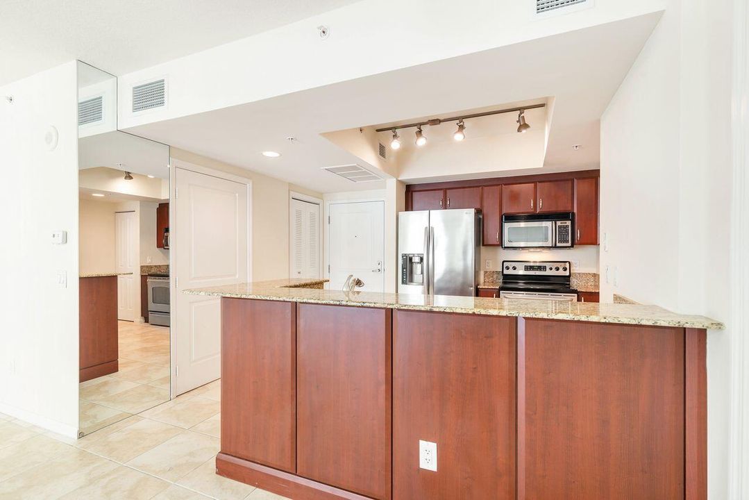 Под контрактом: $2,299 (1 спален, 1 ванн, 893 Квадратных фут)