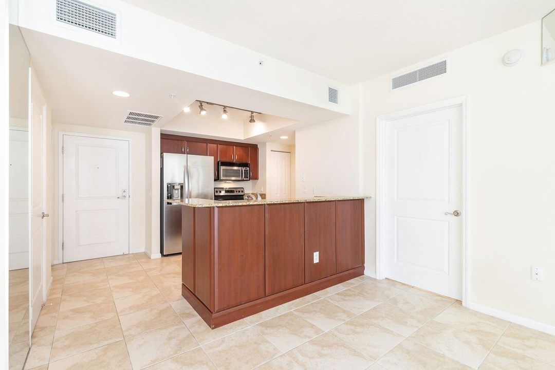 Под контрактом: $2,299 (1 спален, 1 ванн, 893 Квадратных фут)