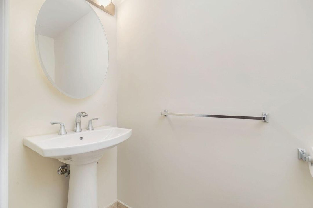 Под контрактом: $2,299 (1 спален, 1 ванн, 893 Квадратных фут)