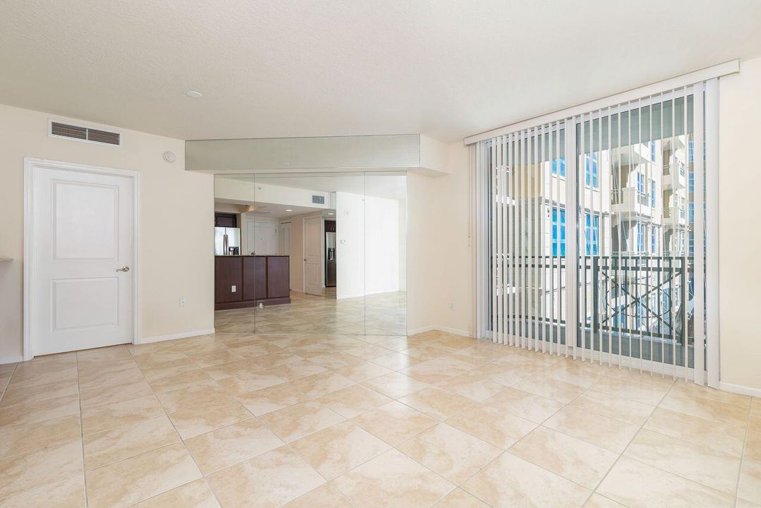 Под контрактом: $2,299 (1 спален, 1 ванн, 893 Квадратных фут)