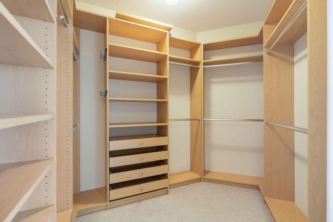 Под контрактом: $2,299 (1 спален, 1 ванн, 893 Квадратных фут)