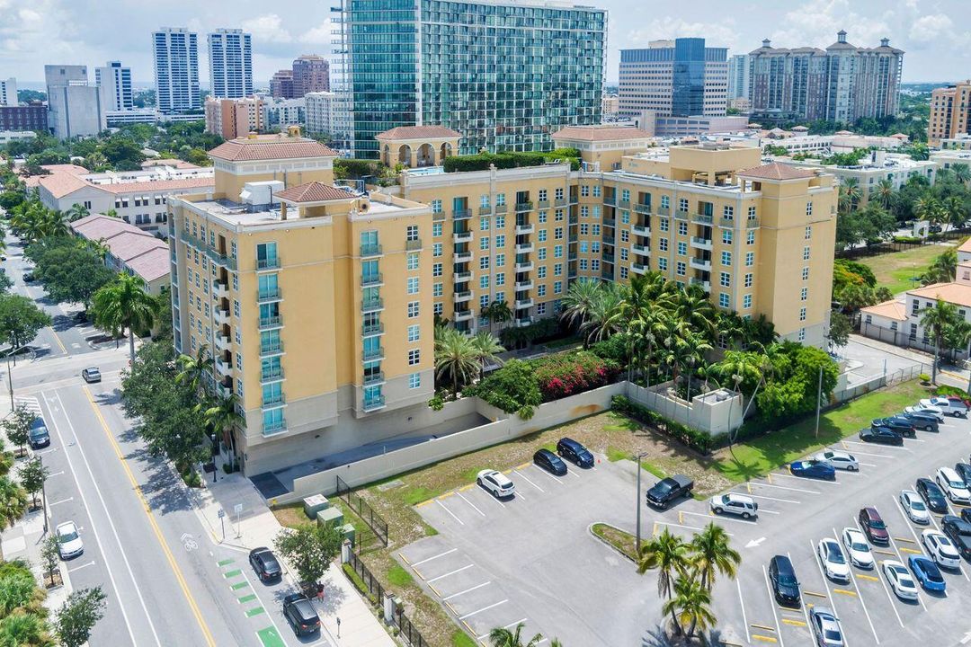 Под контрактом: $2,299 (1 спален, 1 ванн, 893 Квадратных фут)