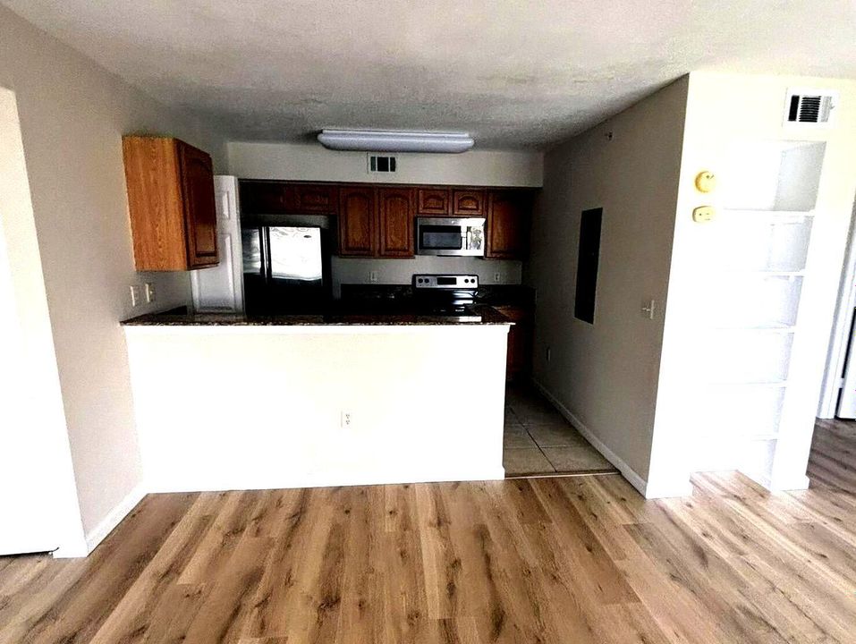 For Rent: $1,600 (1 beds, 1 baths, 868 Square Feet)