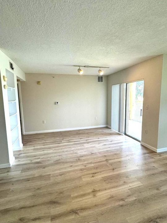 For Rent: $1,600 (1 beds, 1 baths, 868 Square Feet)