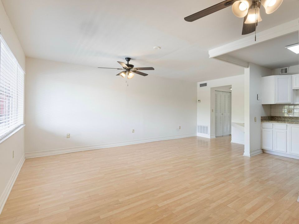 Active With Contract: $1,650 (1 beds, 1 baths, 468 Square Feet)