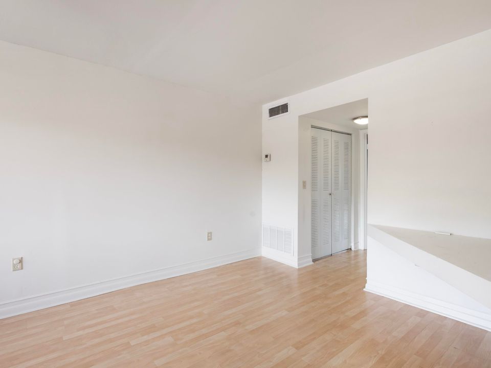 Active With Contract: $1,650 (1 beds, 1 baths, 468 Square Feet)