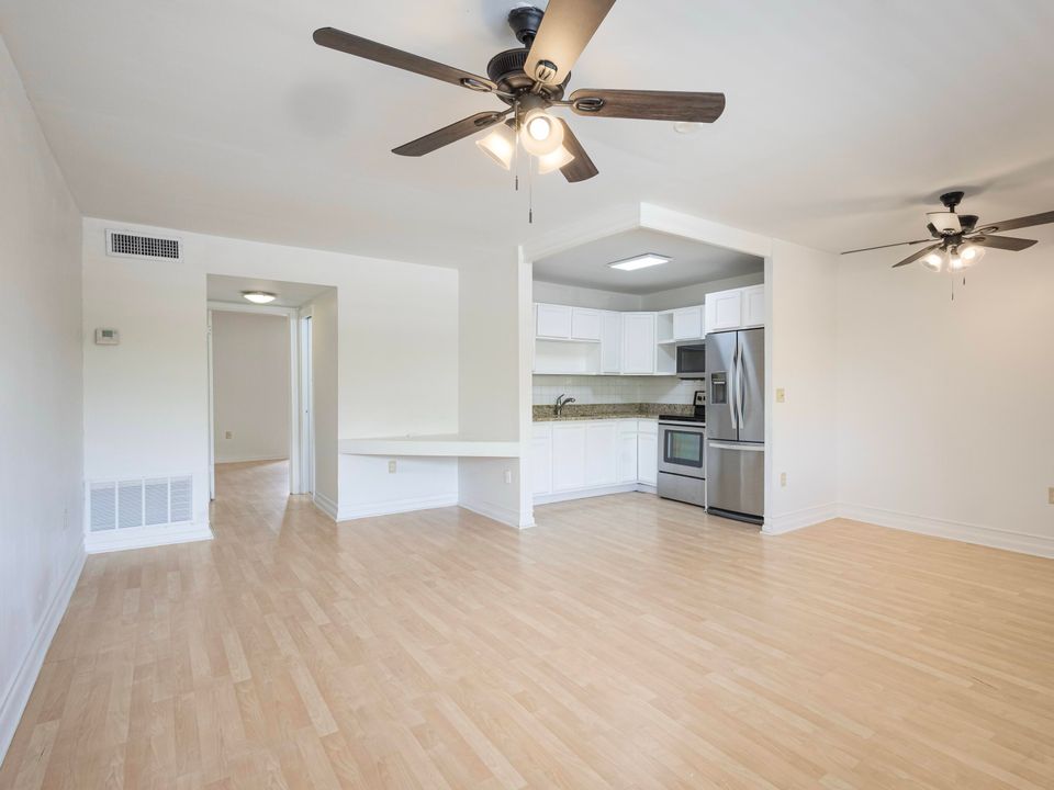 Active With Contract: $1,650 (1 beds, 1 baths, 468 Square Feet)