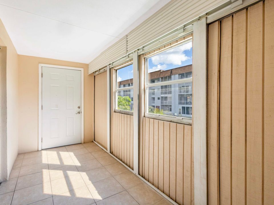 Active With Contract: $1,650 (1 beds, 1 baths, 468 Square Feet)