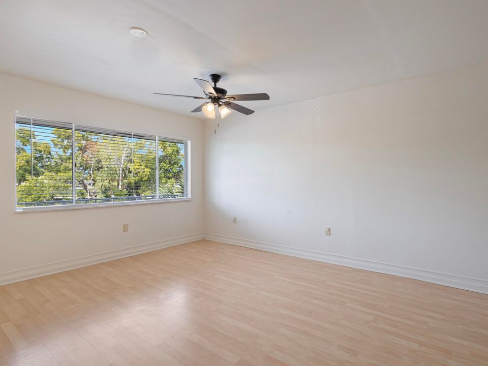 Active With Contract: $1,650 (1 beds, 1 baths, 468 Square Feet)