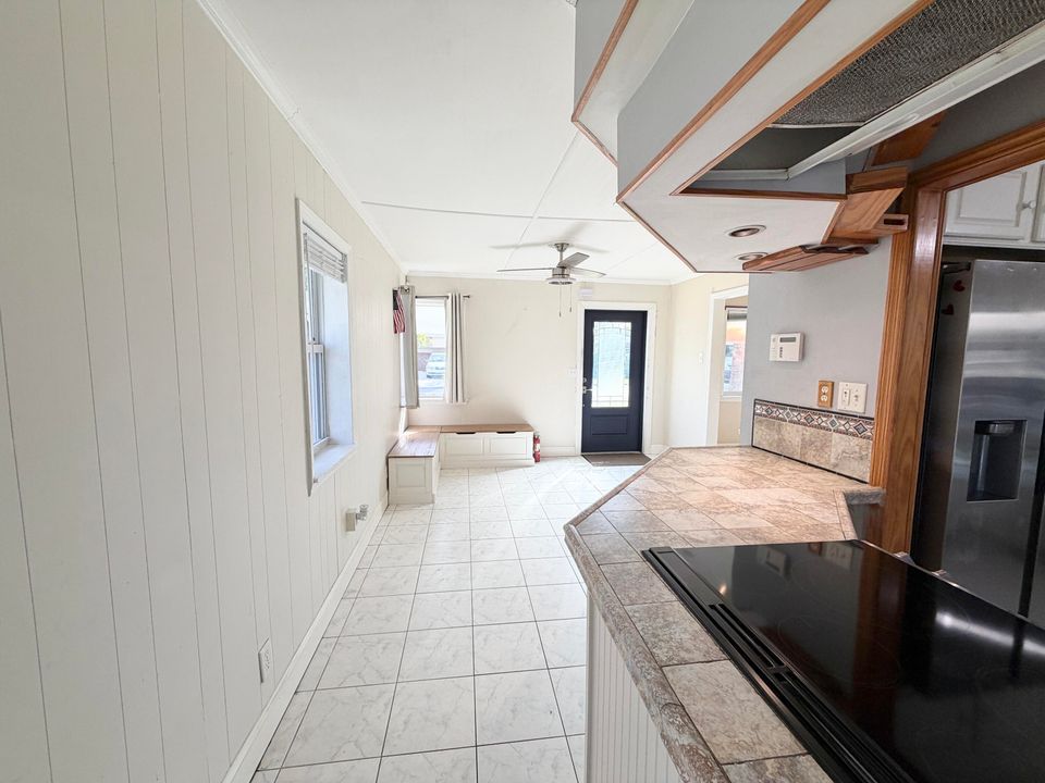 Active With Contract: $370,000 (2 beds, 2 baths, 1056 Square Feet)