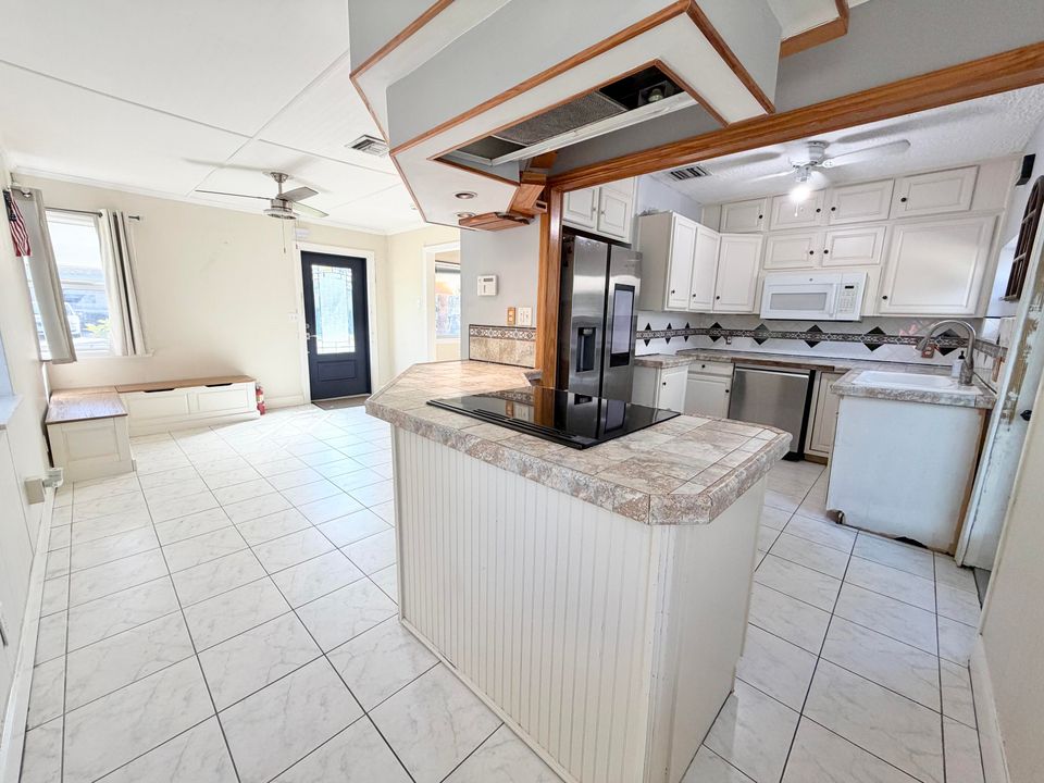 Active With Contract: $370,000 (2 beds, 2 baths, 1056 Square Feet)