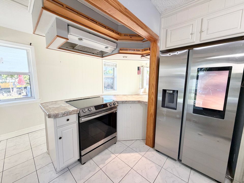 Active With Contract: $370,000 (2 beds, 2 baths, 1056 Square Feet)