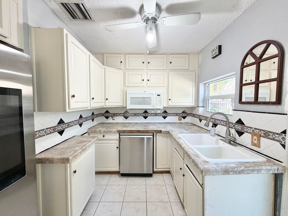 Active With Contract: $370,000 (2 beds, 2 baths, 1056 Square Feet)