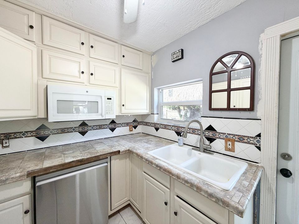 Active With Contract: $370,000 (2 beds, 2 baths, 1056 Square Feet)