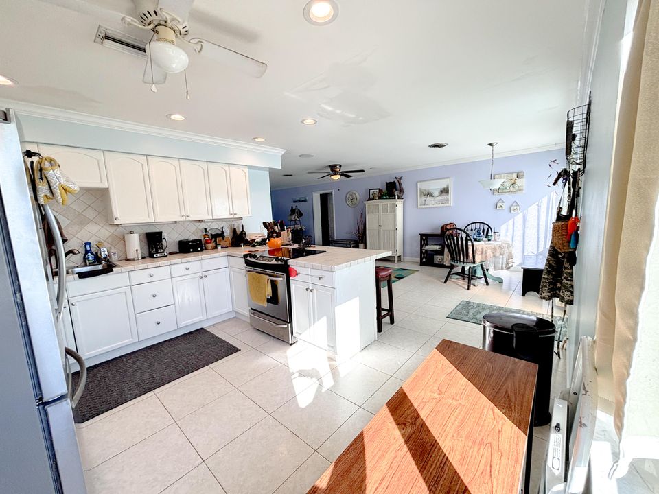 For Sale: $364,900 (3 beds, 3 baths, 1890 Square Feet)