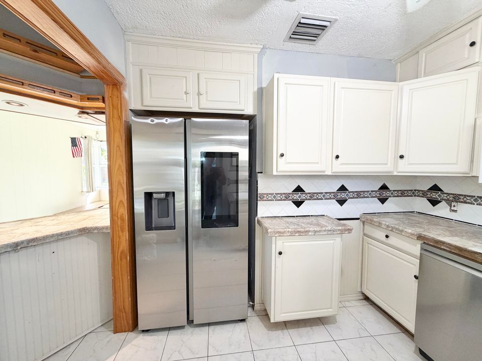 Active With Contract: $370,000 (2 beds, 2 baths, 1056 Square Feet)