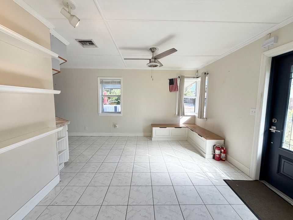 Active With Contract: $370,000 (2 beds, 2 baths, 1056 Square Feet)