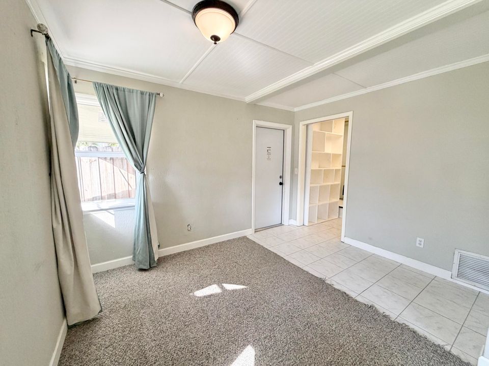 Active With Contract: $370,000 (2 beds, 2 baths, 1056 Square Feet)