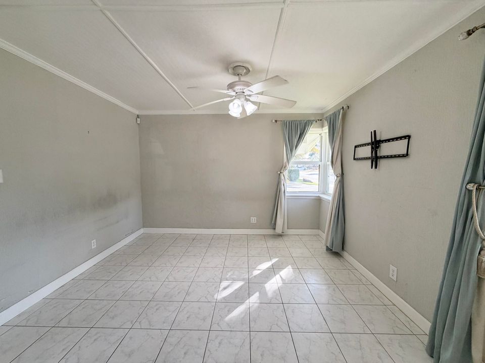 Active With Contract: $370,000 (2 beds, 2 baths, 1056 Square Feet)