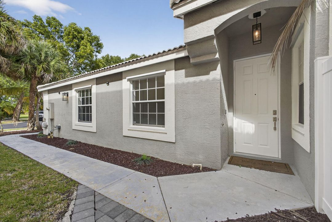 Под контрактом: $3,000 (4 спален, 2 ванн, 1611 Квадратных фут)